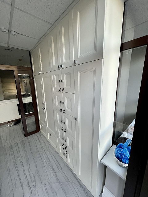 Встроенный белый шкаф МДФ
